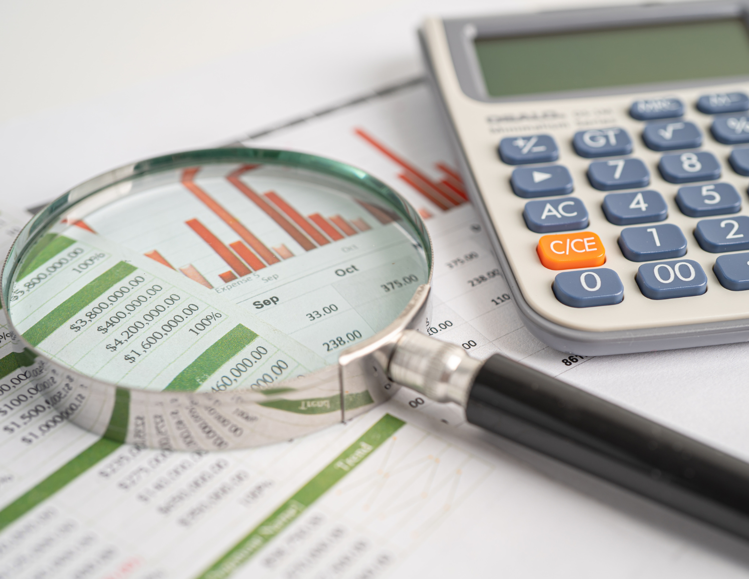 excel erreurs de gestion : une loupe révèle les limites d’une comptabilité manuelle.