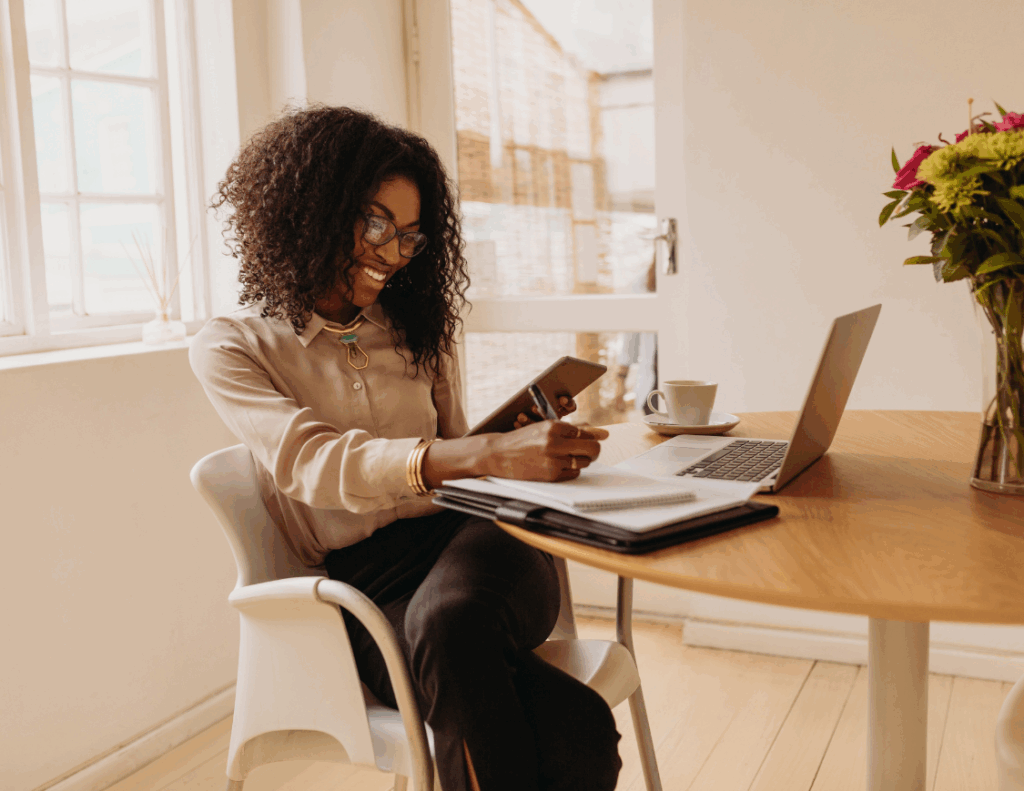 Entrepreneuse de TPE gérant ses obligations comptables 2025 depuis son bureau à domicile.
