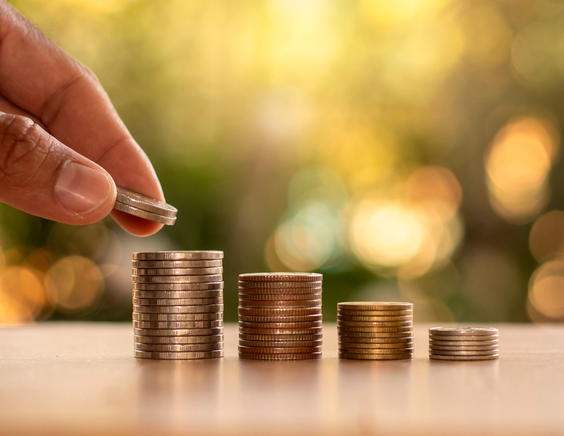 Empilement de pièces illustrant l’impact financier d’une majoration AGA et ses conséquences en 2025.